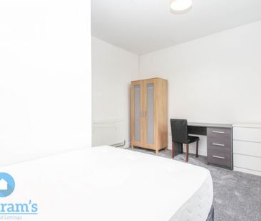 References Pending - 6 bed Semi-Detached House - Photo 6