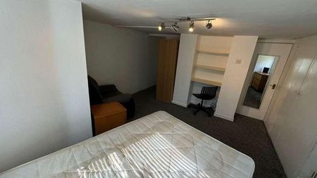 Beechwood Grove, Burley, Leeds, LS4 - Photo 3