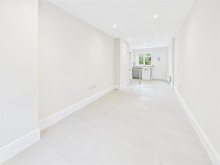 4 bedroom semi-detached house to rent - Photo 3