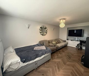 4 bedroom end of terrace house to rent - Photo 1