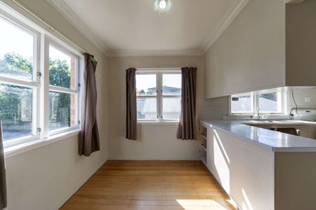 Cozy Two-Bedroom Upstairs Unit in a Great Location - Photo 5