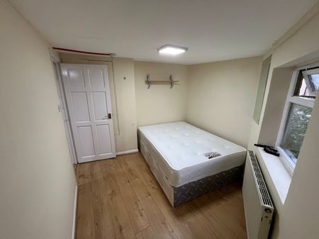 Studio Flat, Lee High Road, SE13 - Photo 2