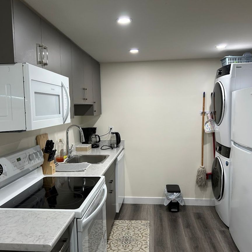 Kensington - FURNISHED 2 Bedroom Lower Unit - 156 Stromberg Cres - Photo 1