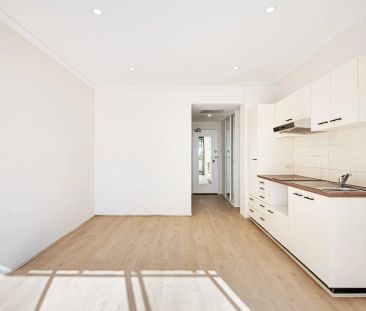 Renovated Studio in Popular 'Shore Apartments' - Photo 3