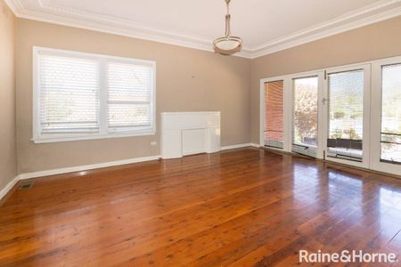 SPACIOUS FAMILY LIVING - Photo 2