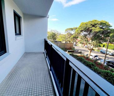 BRIGHT APARTMENT IN ULTRA CONVENIENT LOCATION - Photo 3