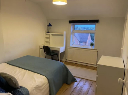 4 bedroom semi-detached house to rent - Photo 3