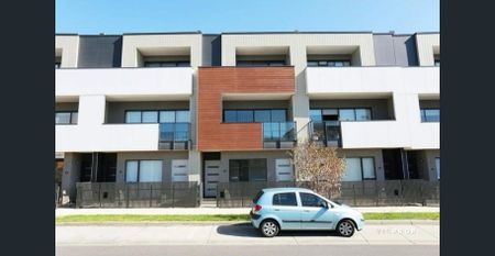 Modern Three-Storey Townhouse in Prime Soho Village Location - Photo 3