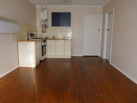 Cosy & Convenient 2-Bedroom Unit In Dandenong - Photo 2
