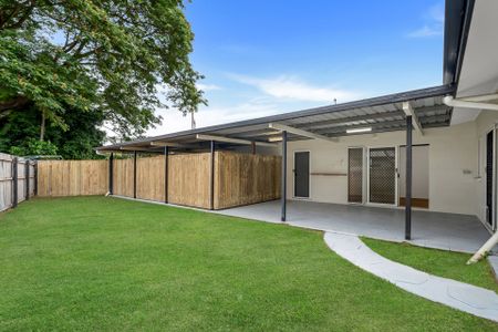 SPACIOUS FAMILY HOME IN SOUGHT AFTER EDMONTON! - Photo 3