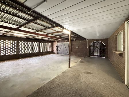 Spacious Family Home in Leafy Cul-De-Sac, with Pool! - Photo 5