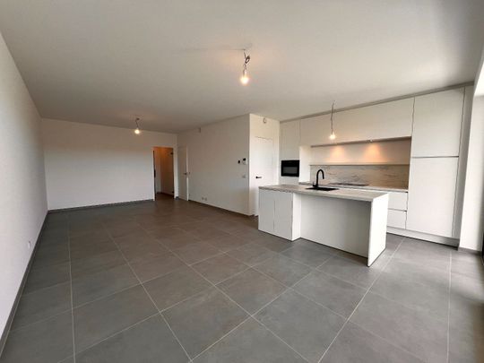 NIEUWBOUW APPARTEMENT MET 2 SLAAPKAMERS, 2 TERRASSEN EN 2 AUTOSTANDPLAATSEN TE HUUR IN CENTRUM IEPER - Foto 1