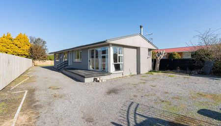 Warm & Spacious 3-Bedroom Family Home - Photo 2