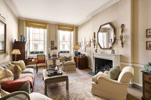 An elegant family home boasting original period features, set in the heart of Belgravia. - Photo 1