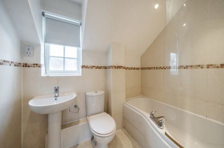 3 Bedroom House - Riverdale, Wrecclesham - Photo 3