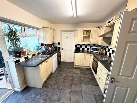 1 bedroom in a house share to rent - Photo 4