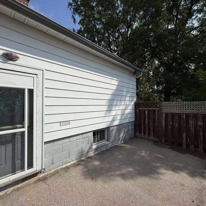 For Lease - 7 Weir Crescent, Toronto, Ontario - Photo 1