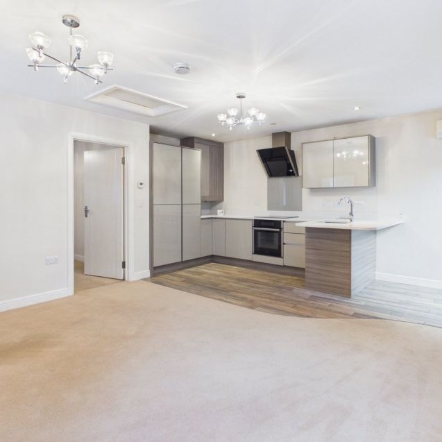 Oxford Road, Gerrards Cross, Buckinghamshire,SL9 - Photo 1