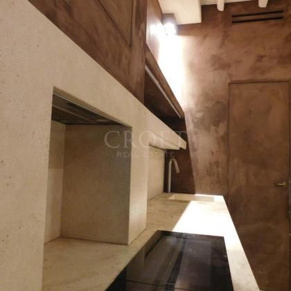 Centro Storico – Via Giulia: Prestigioso Appartamento di 125 mq Croft Real Estate propone in vendita un elegante appartamento di 125 mq, finemente ristrutturato, situato in un palazzo d'epoca con ascensore. rif. 2395 - Foto 2