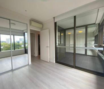 Sunny Two Bedrooms Apartment In Australia Tower - Photo 4
