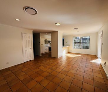 Spacious Family Home in the Heart of Ascot! - Photo 4