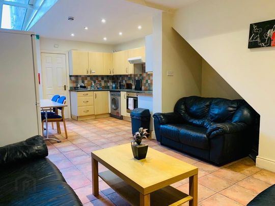 Donegall Road, En-Suite Room 4, All Bills Included, Belfast, BT12 5NB - Photo 1