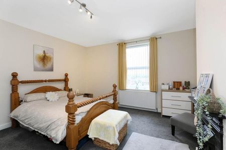 4 bedroom end of terrace house to rent - Photo 4