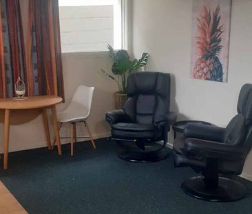 Spacious 2-Bedroom Apartment - Self-Contained & Centrally Located - Photo 3