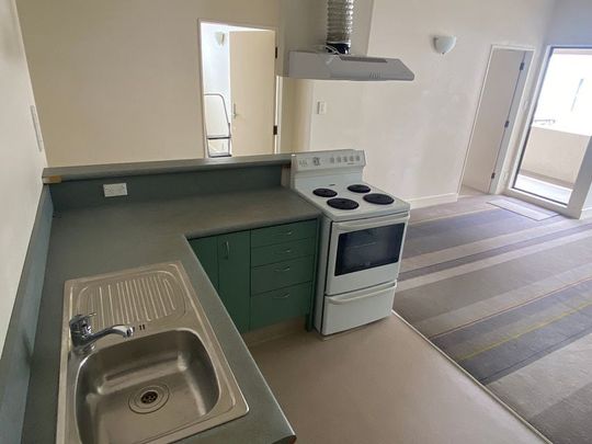 Chic 3BR Te Aro Apt - Central Living! - Photo 1