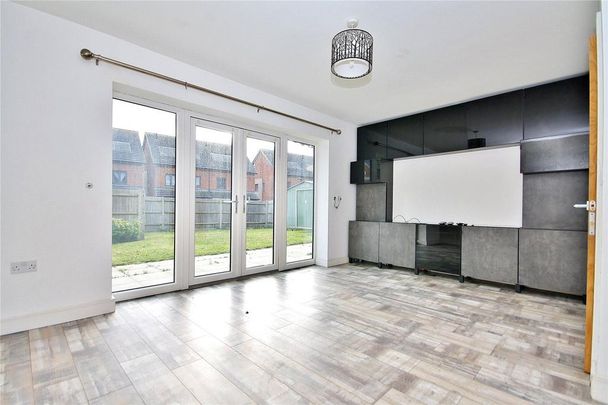 4 bedroom end of terrace house to rent - Photo 1