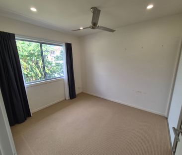 Modern Townhouse Living - Rent Inc Water! - Photo 1