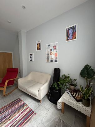 2 Bed Flat, London, SW18 - Photo 1