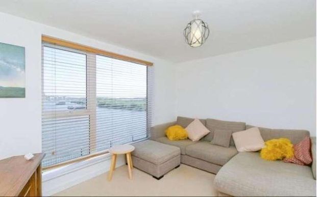 Barry, CF62 - Photo 1