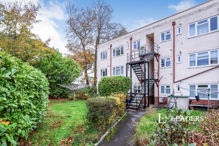 2 bedroom apartment to rent Ashley Road, Poole, Dorset, BH14 - Photo 2