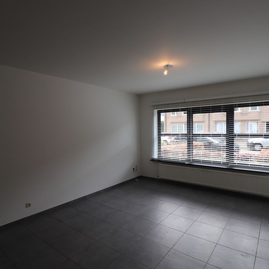 Gelijkvloers 2-slaapkamerappartement met terras en garage. - Photo 1