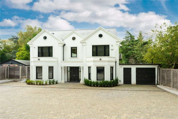 Contemporary executive home available furnished or unfurnished in a central position of the most sought after borough of Elmbridge. - Photo 1