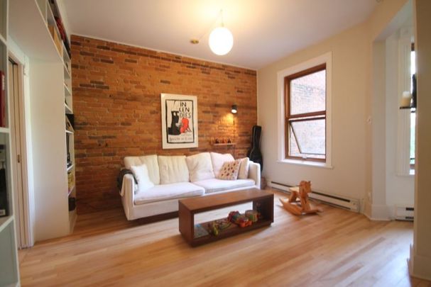 Magnifique condo avec deux chambres à coucher et espace bureau, offert complètement meublé. - Photo 1