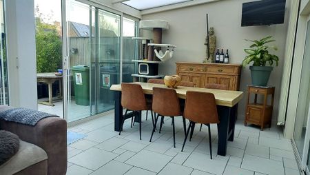 Gezellige woning met twee slaapkamers, garage en tuin aan de rand van het bruisende centrum van Ieper - Photo 4