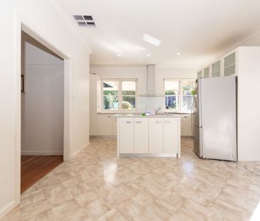 Spacious Family Home in Central Ringwood - Photo 5