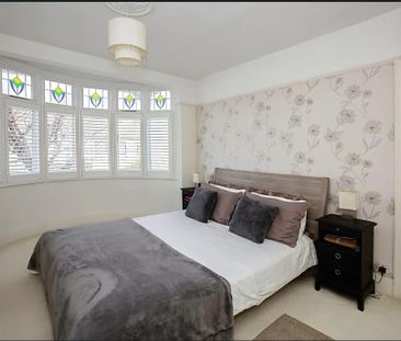 3 Bed Terraced House, Dereham Road, IG11 - Photo 6