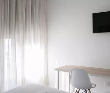 Stylish room with single bed for rent in Madrid Centro - Photo 6