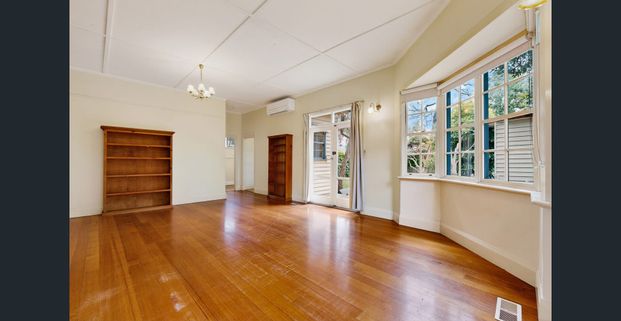 This stunning four bedroom home is conveniently situated in Balwyn's finest Narrak Road. - Photo 1