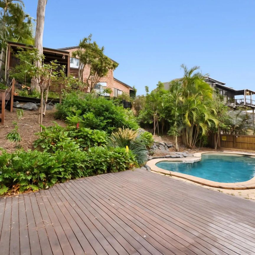 Beautiful 5-bedroom family home with a pool, in a perfect location, Helensvale!! - Photo 1