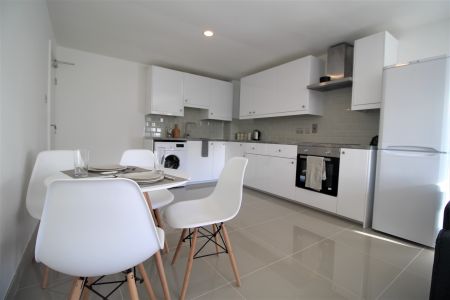 3 Bedroom Apartment - Photo 4