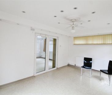 5 bedroom detached house to rent - Photo 2