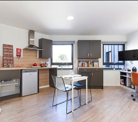 1 bedroom in a flat share to rent - Photo 2