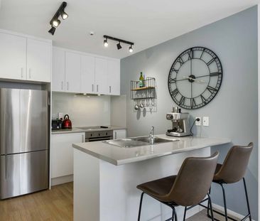 Modern & Stylish Two Bedroom Apartment - Photo 2