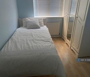 1 bedroom in a house share to rent - Photo 3