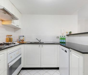 Ground floor unit with bright Eastern aspect - Photo 4