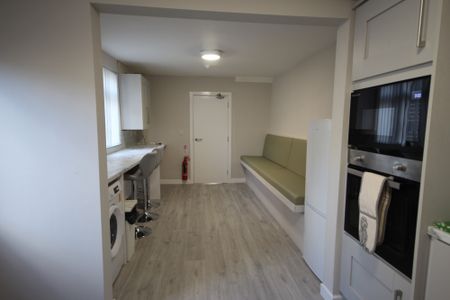 Room 6, 22 Ballygomartin Road, Belfast, BT13 3LD - Photo 5